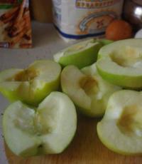 Шарлотка с карамелизированными яблоками и творогом