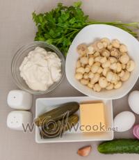 Слоеный салат с курицей, грибами и твердым сыром